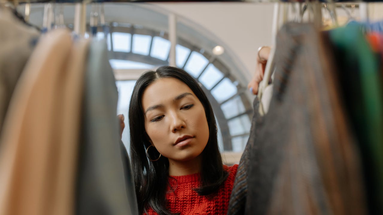 GUで高身長コーデにおすすめのアイテムを選ぶ女性