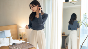 高身長女子がピアスとネックレスを選ぶ様子