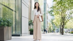 高身長女子が辛い悩みを自信に変えるために街で前向きに立つ女性