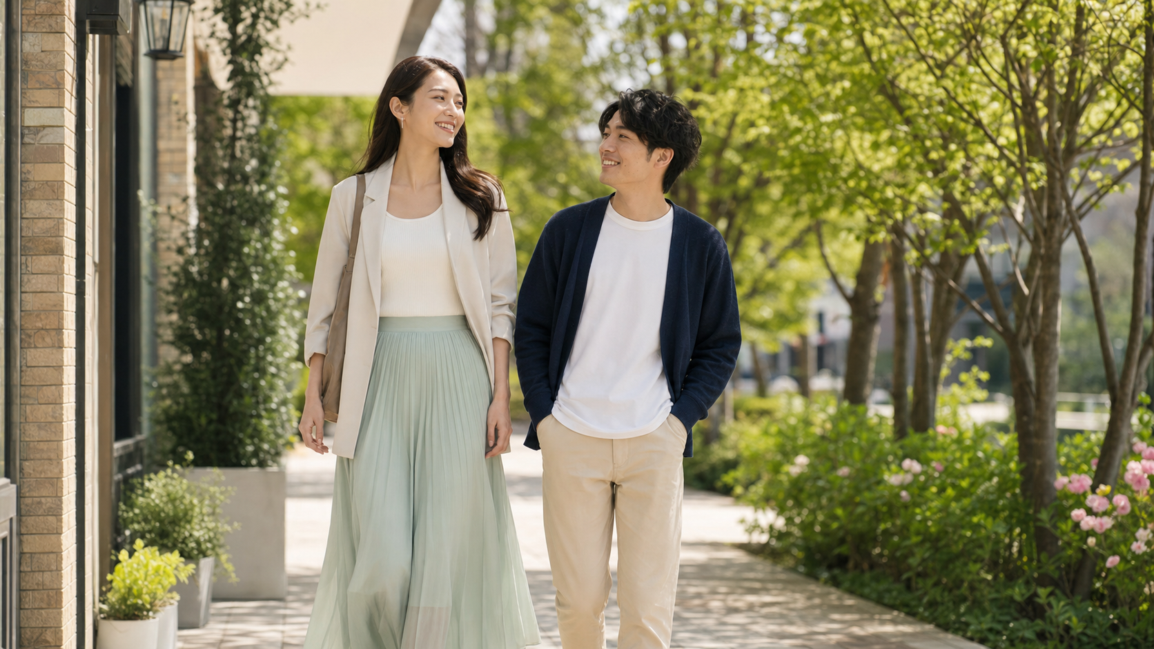 高身長女子と彼氏が自然体でデートを楽しむ様子