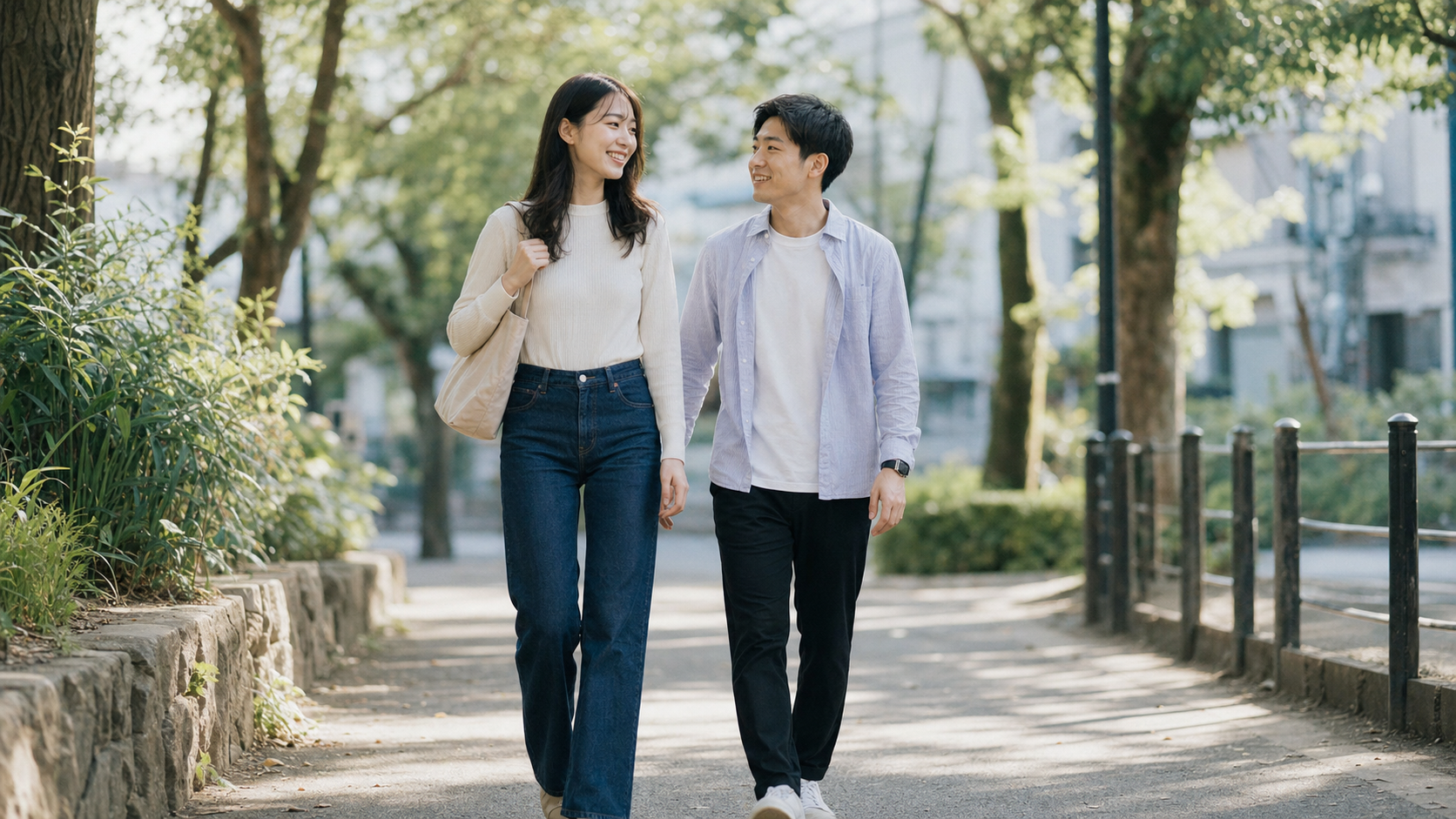高身長女子と低身長男子が身長差を気にせず歩くカップルのイメージ
