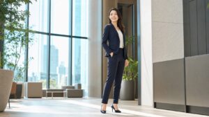 高身長女子に向いている仕事を考えるスーツ姿の女性