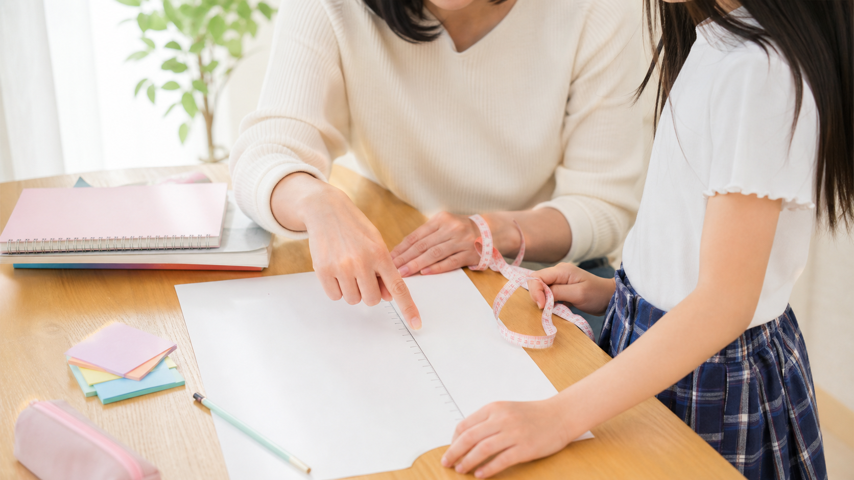年齢別の身長の伸び方を親子で確認する様子