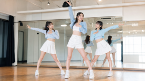 高身長女子がアイドルを目指してステージ練習する様子