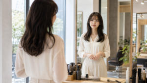 高身長女子に似合う軽やかな前髪を鏡で確認する女性