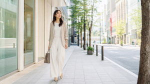 最近高身長女子が多いと感じる理由を象徴する街中の高身長女性
