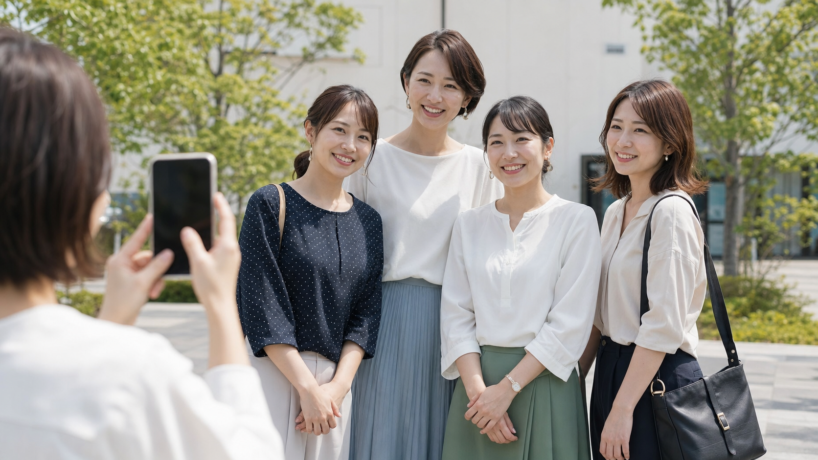 高身長女子が集合写真で自然に写る立ち位置のイメージ