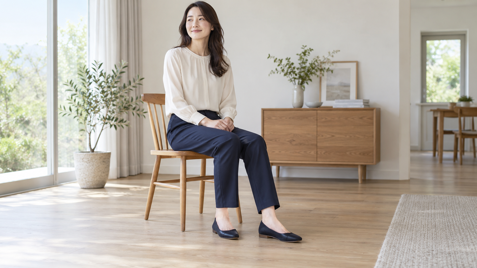 椅子に座ってパンツの腰とひざまわりを確認するイメージ