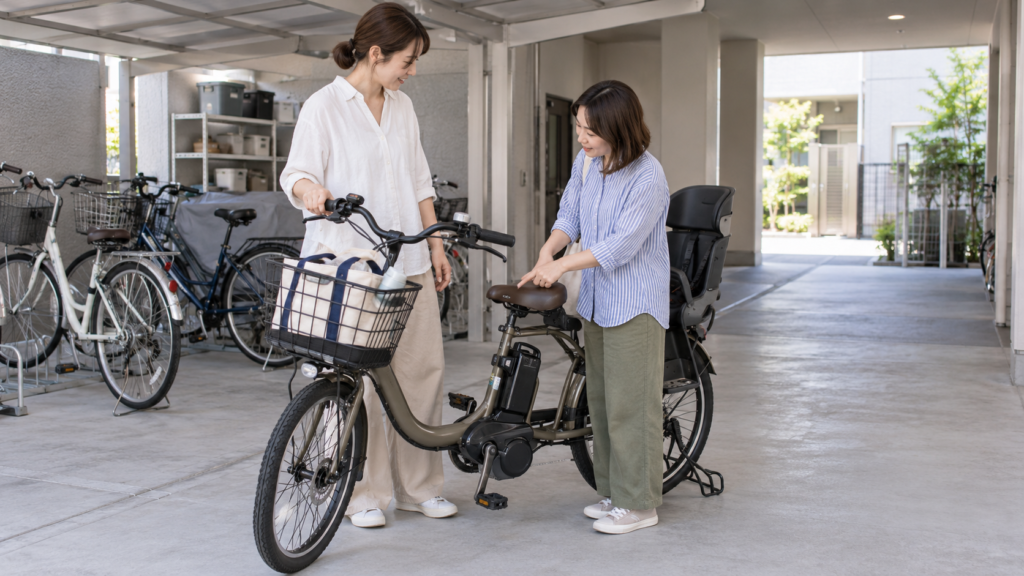 家族で子乗せ自転車の調整と送迎荷物の置き方を相談する様子