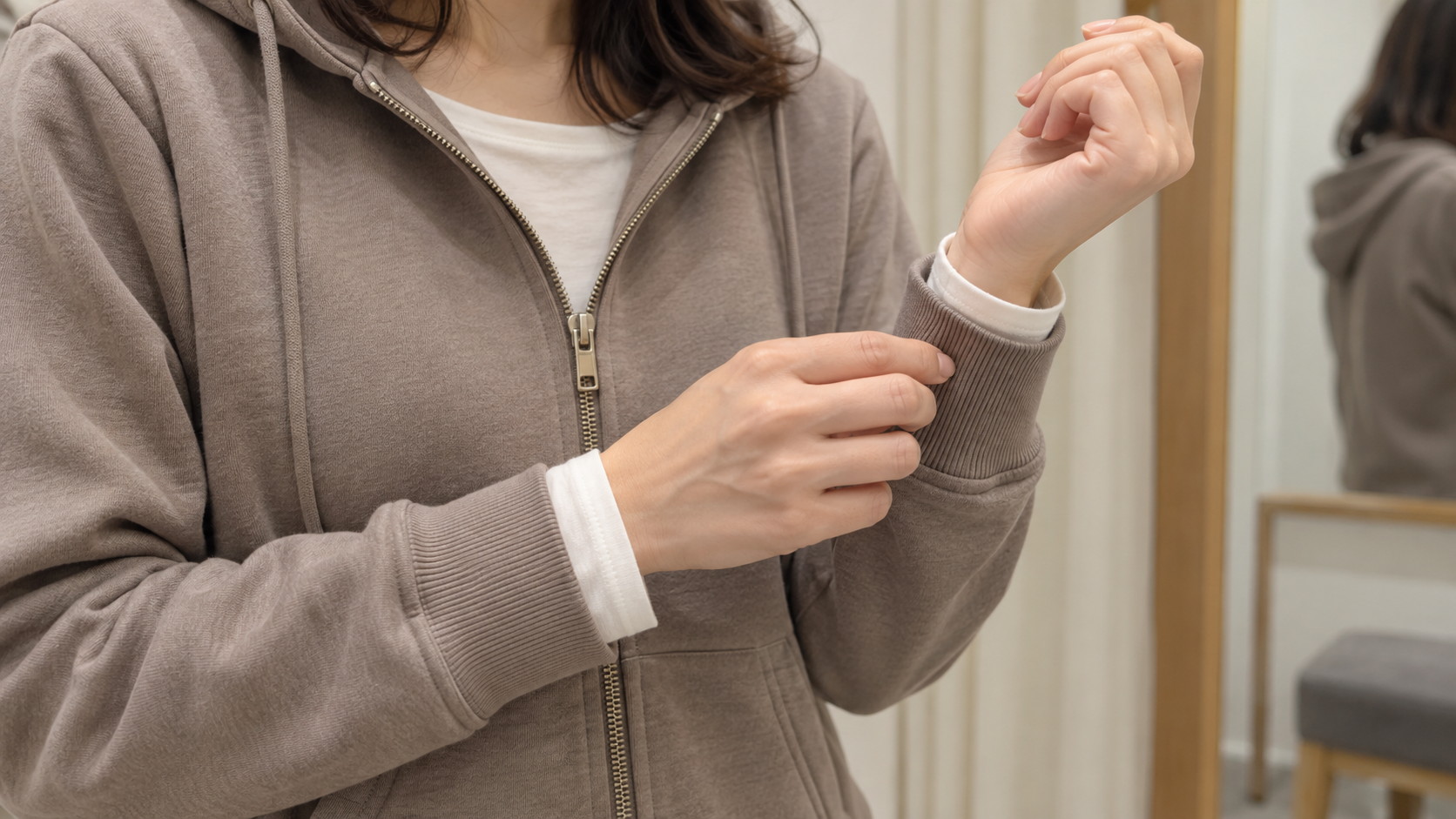 パーカーのリブ袖口とインナーの重なりを確認するイメージ