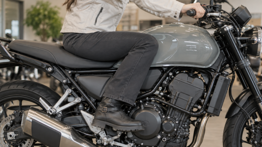 バイクのタンクと膝周りの余裕を側面から見るイメージ