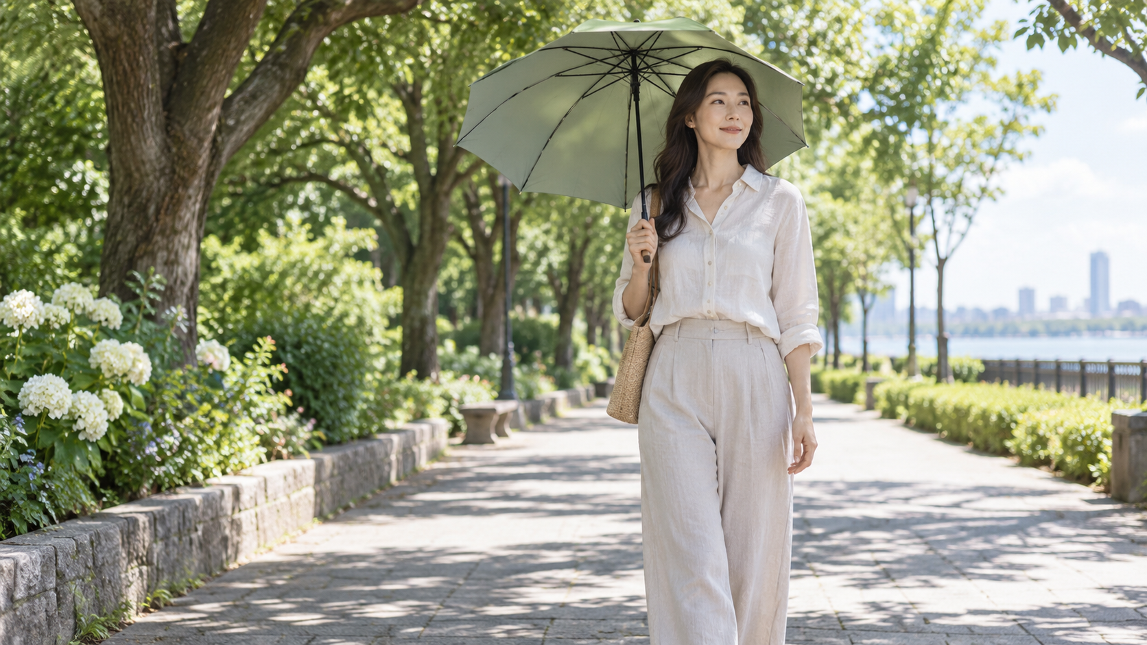 晴れた屋外で日傘を差す女性のイメージ